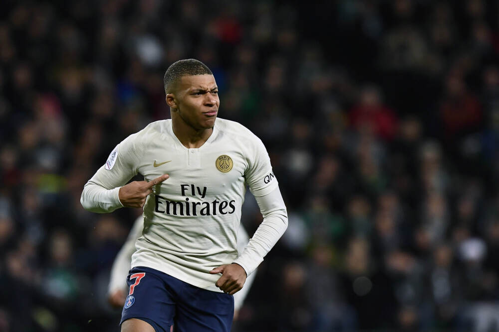 替补爆发! 库里27分历史总分创纪录 勇士13人登场12人得分击溃篮网